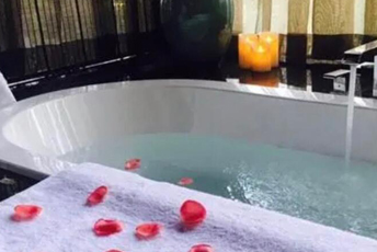 武汉汉南水疗池中的失重冥想：当身体学会漂浮